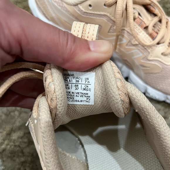 ASICS, brand new - Picture 2 of 3